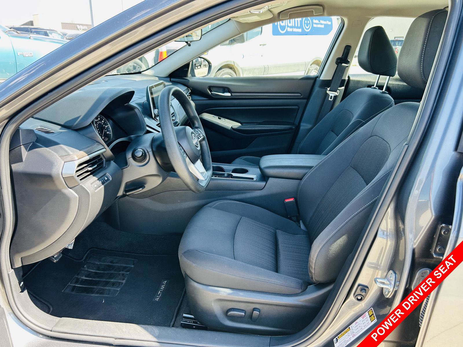 Used 2025 Nissan Altima 2.5 SV FWD image 3