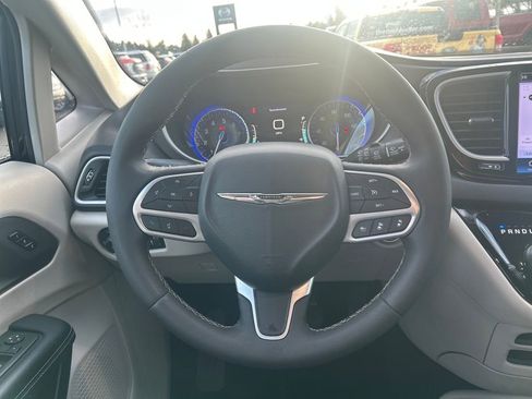Used 2024 Chrysler Pacifica Touring-L image 21