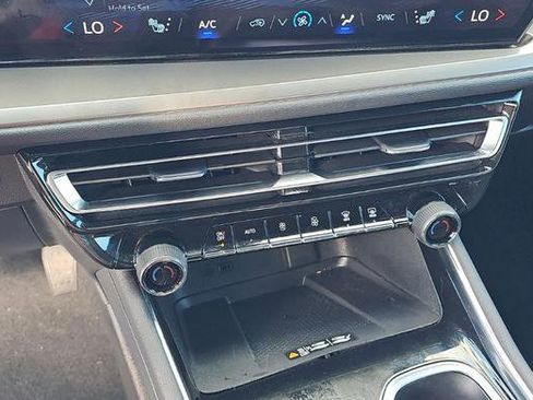 Used 2025 Chevrolet Traverse LT image 9