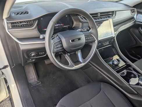 Certified 2023 Jeep Grand Cherokee Laredo image 16