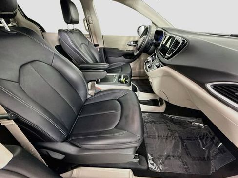 Used 2024 Chrysler Pacifica Touring-L FWD image 27