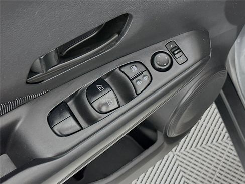 Used 2018 Nissan Kicks S FWD image 19