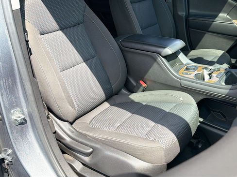 Used 2021 GMC Acadia SLE w/ Driver Convenience Package FWD image 24