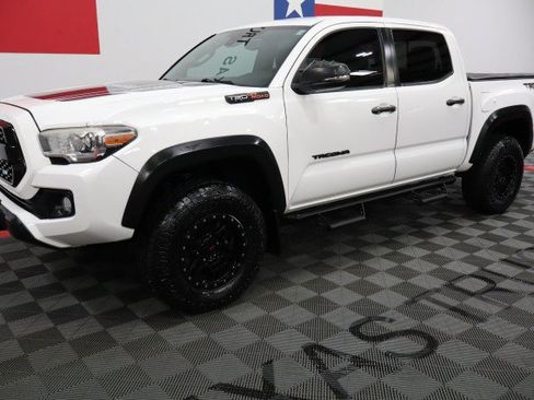 Used 2019 Toyota Tacoma TRD Off-Road AWD/4WD image 3