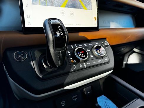 Used 2024 Land Rover Defender 130 X-Dynamic SE image 15