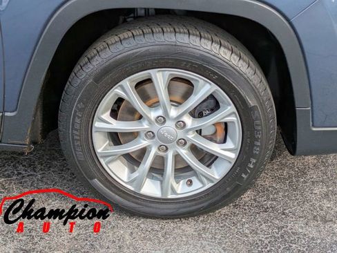 Used 2019 Jeep Cherokee Latitude w/ Popular Appearance Group image 12