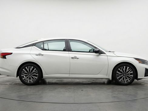 Used 2025 Nissan Altima 2.5 SV image 11