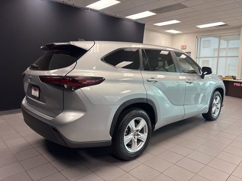 Used 2024 Toyota Highlander LE FWD image 3