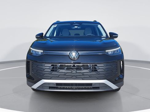 New 2025 Volkswagen Tiguan SE image 8