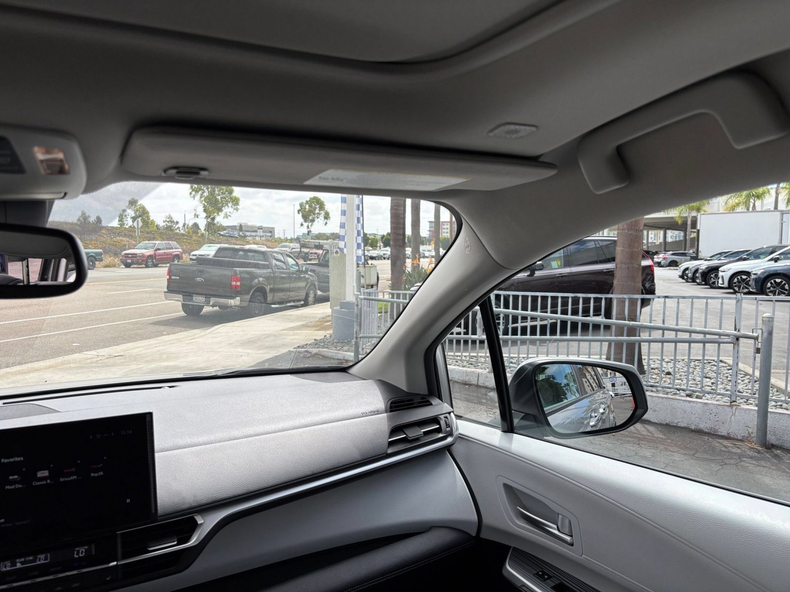 Used 2025 Toyota Sienna XLE FWD image 37