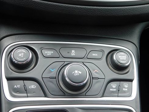 Used 2015 Chrysler 200 Limited w/ Convenience Group image 14