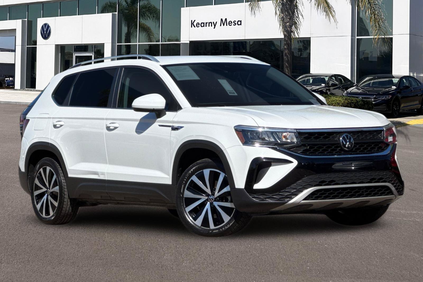 Used 2023 Volkswagen Taos SE FWD image 2