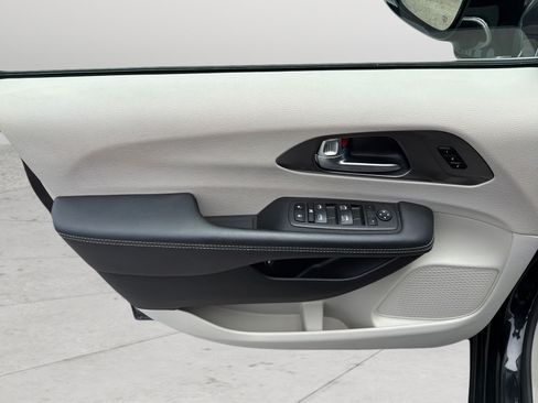Used 2024 Chrysler Pacifica Limited FWD image 21
