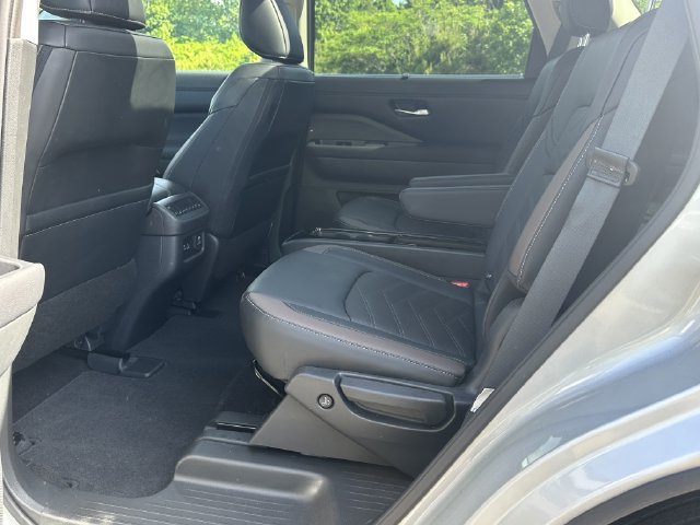Certified 2025 Nissan Pathfinder Platinum FWD image 23