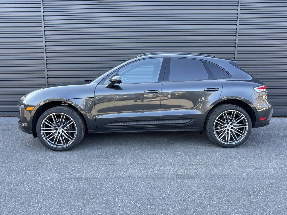 Certified 2026 Porsche Macan AWD/4WD image 2
