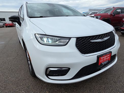 Used 2024 Chrysler Pacifica Touring-L image 11