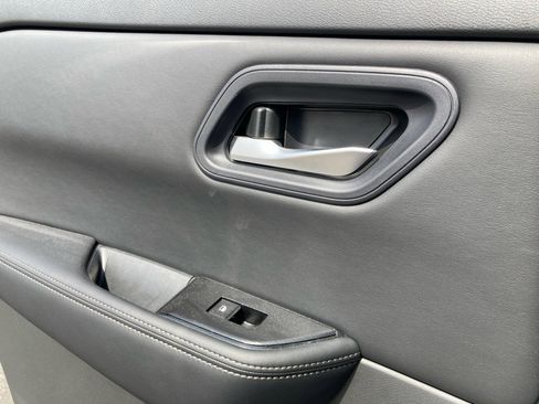 Used 2024 Nissan Rogue SV image 8