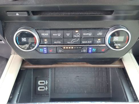 Used 2018 Ford Expedition Platinum image 19