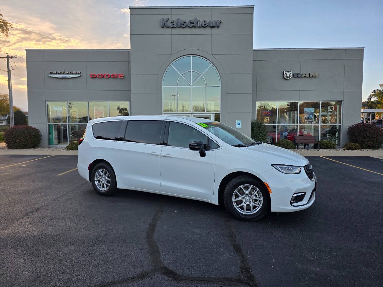 Used 2026 Chrysler Pacifica Select FWD image 2