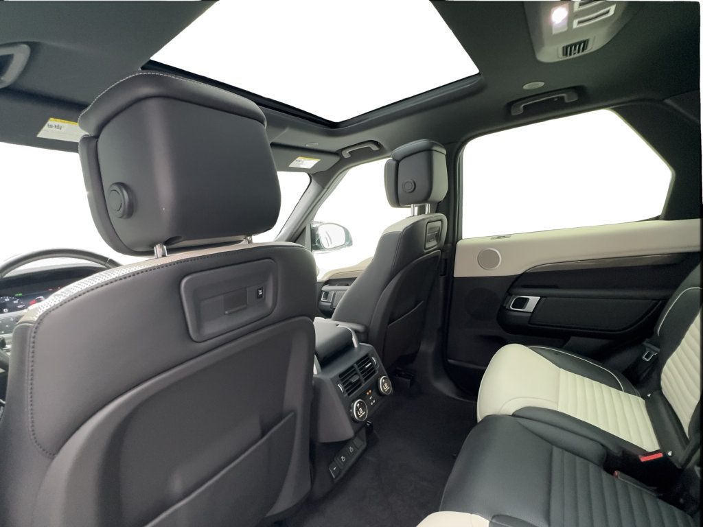 Used 2023 Land Rover Discovery Metropolitan Edition AWD/4WD image 26