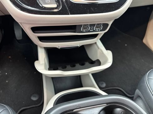 Used 2024 Chrysler Pacifica Touring-L FWD image 31