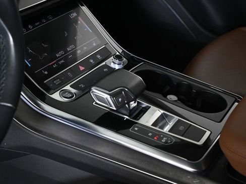 Used 2022 Audi Q8 Premium image 20