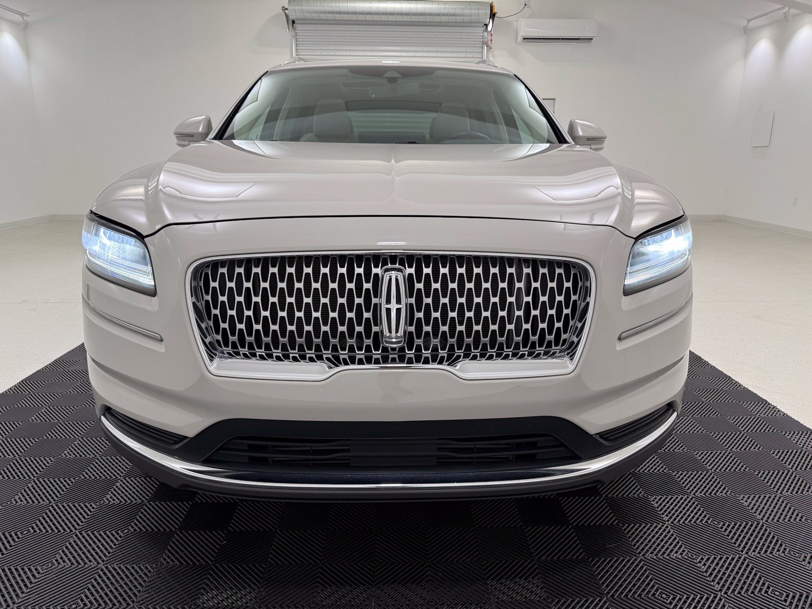 Used 2023 Lincoln Nautilus Reserve FWD image 2