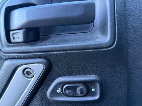 Used 2016 Jeep Wrangler Unlimited Sahara w/ Dual Top Group image 18