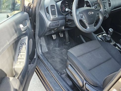 Used 2017 Kia Forte LX image 9