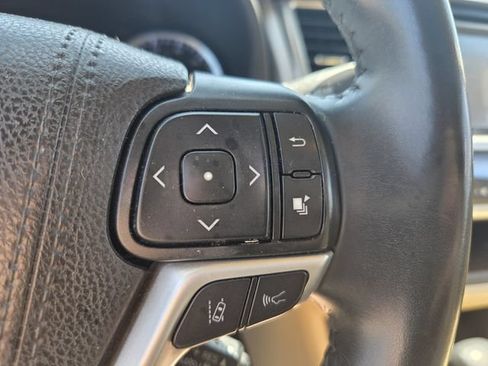 Used 2019 Toyota Highlander Limited FWD image 26