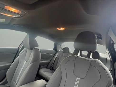 Certified 2024 Hyundai Elantra SE image 17