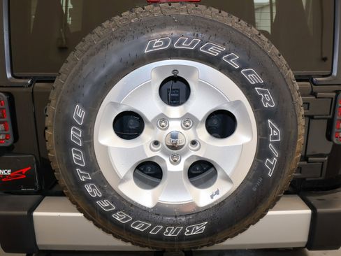 Used 2015 Jeep Wrangler Unlimited Sahara w/ Connectivity Group AWD/4WD image 32