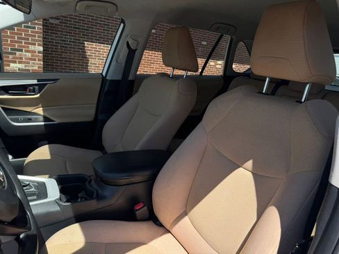 Used 2019 Toyota RAV4 LE FWD image 19