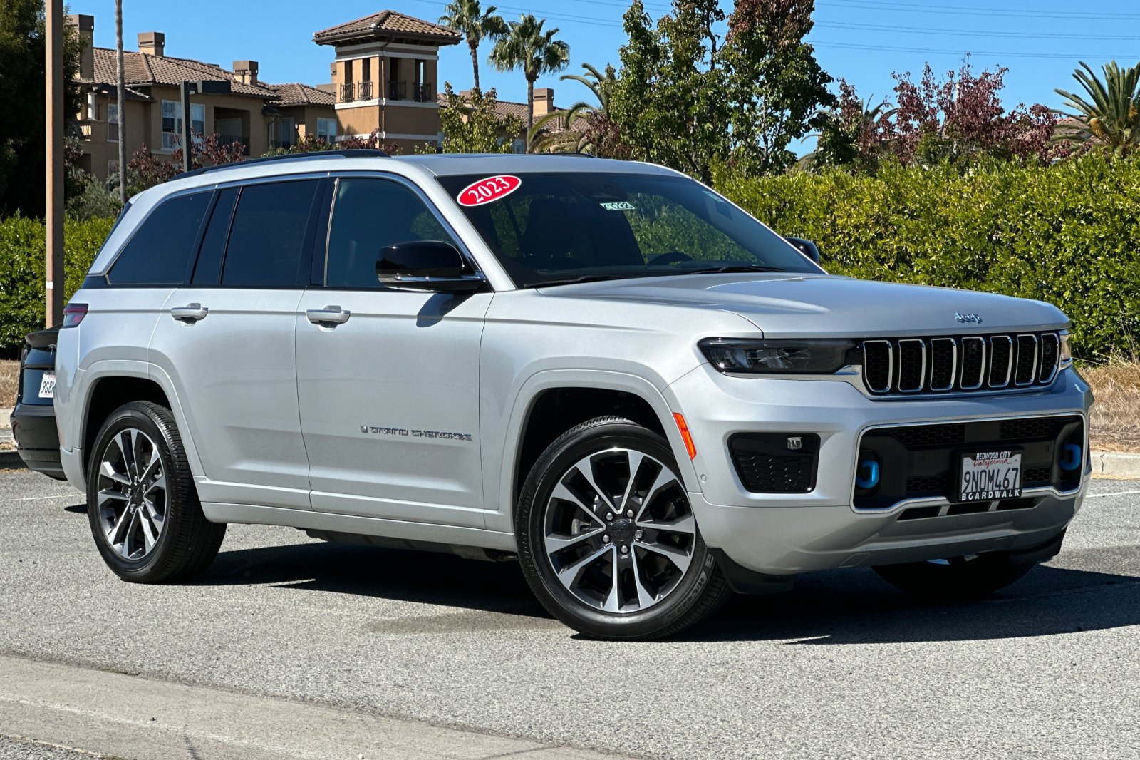 Used 2023 Jeep Grand Cherokee Overland w/ Advanced Protech Group III AWD/4WD image 2