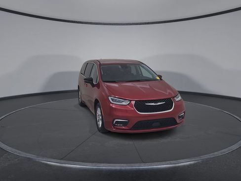 Certified 2024 Chrysler Pacifica Touring-L FWD image 5