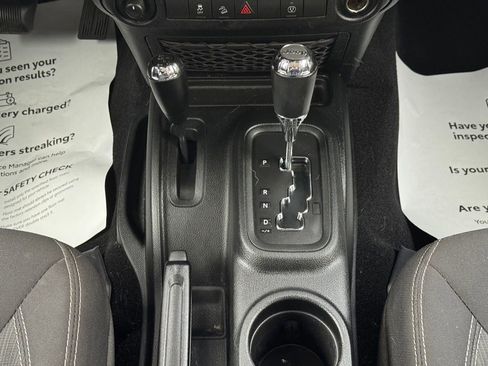 Used 2018 Jeep Wrangler Unlimited Sahara image 33