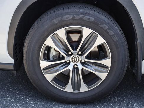 Used 2023 Toyota Highlander XLE FWD image 11