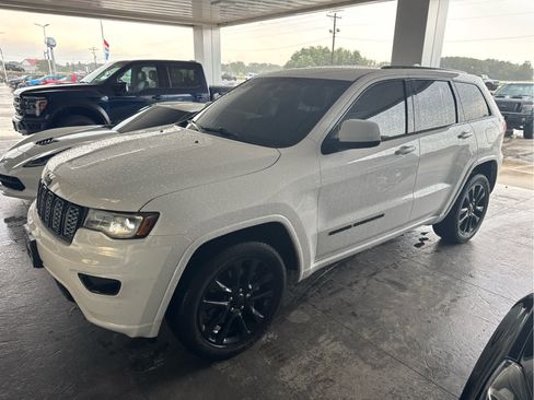 Used 2021 Jeep Grand Cherokee Laredo X AWD/4WD image 3