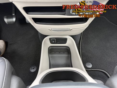 Used 2023 Chrysler Pacifica Touring-L AWD/4WD image 13