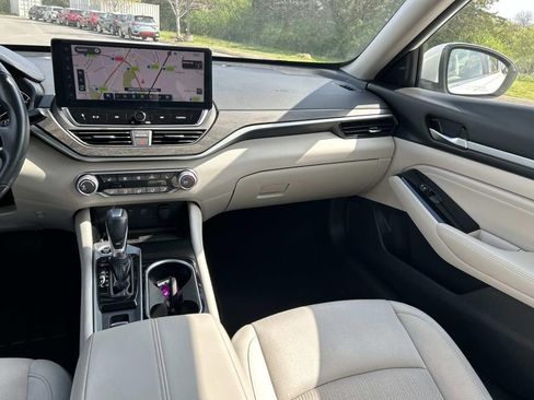 Used 2023 Nissan Altima 2.5 SV w/ SV Premium Package image 16