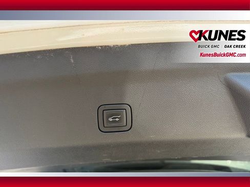 Used 2023 Chevrolet Suburban Premier image 4