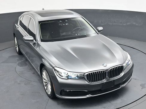 Used 2018 BMW 740i RWD image 25