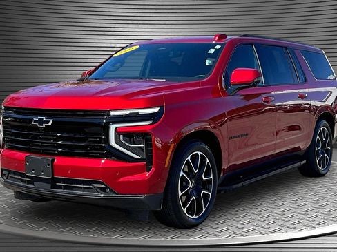 Used 2025 Chevrolet Suburban RST w/ RST Capability Package AWD/4WD image 3