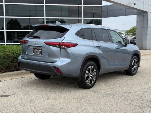 Used 2022 Toyota Highlander XLE AWD/4WD image 3