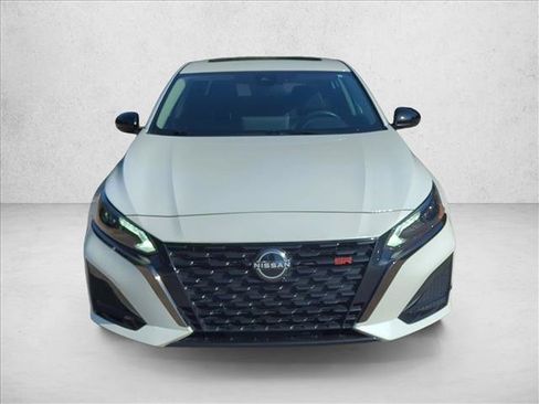 Used 2023 Nissan Altima 2.5 SR w/ SR Premium Package FWD image 2