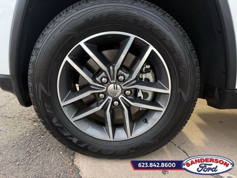 Used 2018 Jeep Grand Cherokee Limited image 16