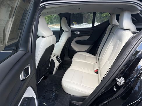 Certified 2025 Volvo XC40 B5 Plus AWD/4WD image 32