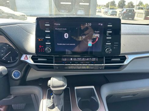Used 2024 Toyota Sienna XLE FWD image 13