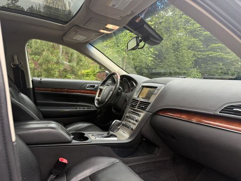 Used 2010 Lincoln MKT AWD image 17