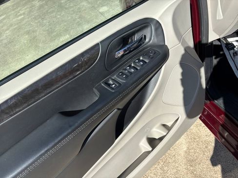 Used 2018 Dodge Grand Caravan SE w/ UConnect Hands-Free Group image 12